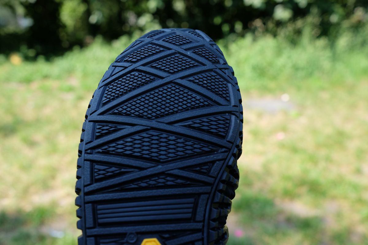 Die Rillen sorgen für guten Grip, sind aber nichts für unwegsames Gelände. Die Rillen sorgen für guten Grip, sind aber nichts für unwegsames Gelände. ©camp4.livennis