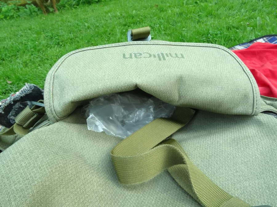 Der Verschluss des Vorderfachs ist fummelig, aber die versteckte Stecktasche ist super für Hier-mal-Reinstopfer. Der Verschluss des Vorderfachs ist fummelig, aber die versteckte Stecktasche ist super für Hier-mal-Reinstopfer.