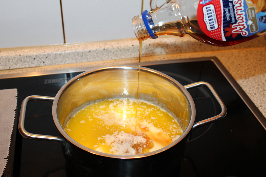 1. Butter mit dem Honig/Sirup erhitzen bis sie flüssig sind