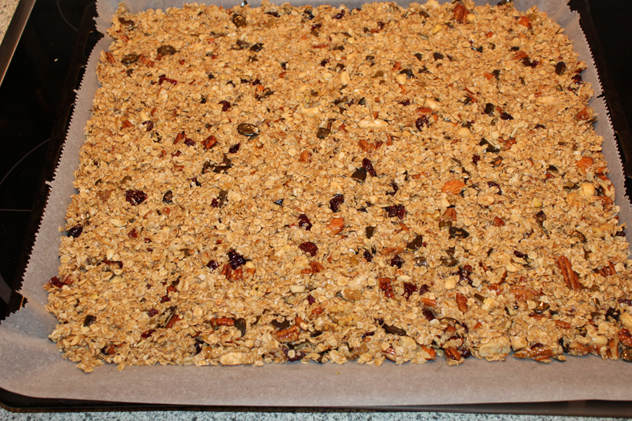6. Die Masse anschließend auf einem Backblech mit Backpapier