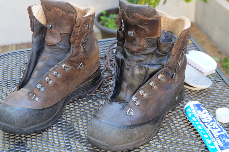 Links der unbehandelte Schuh, rechts der gewachste, dunklere Schuh Links der unbehandelte Schuh, rechts der gewachste, dunklere Schuh
