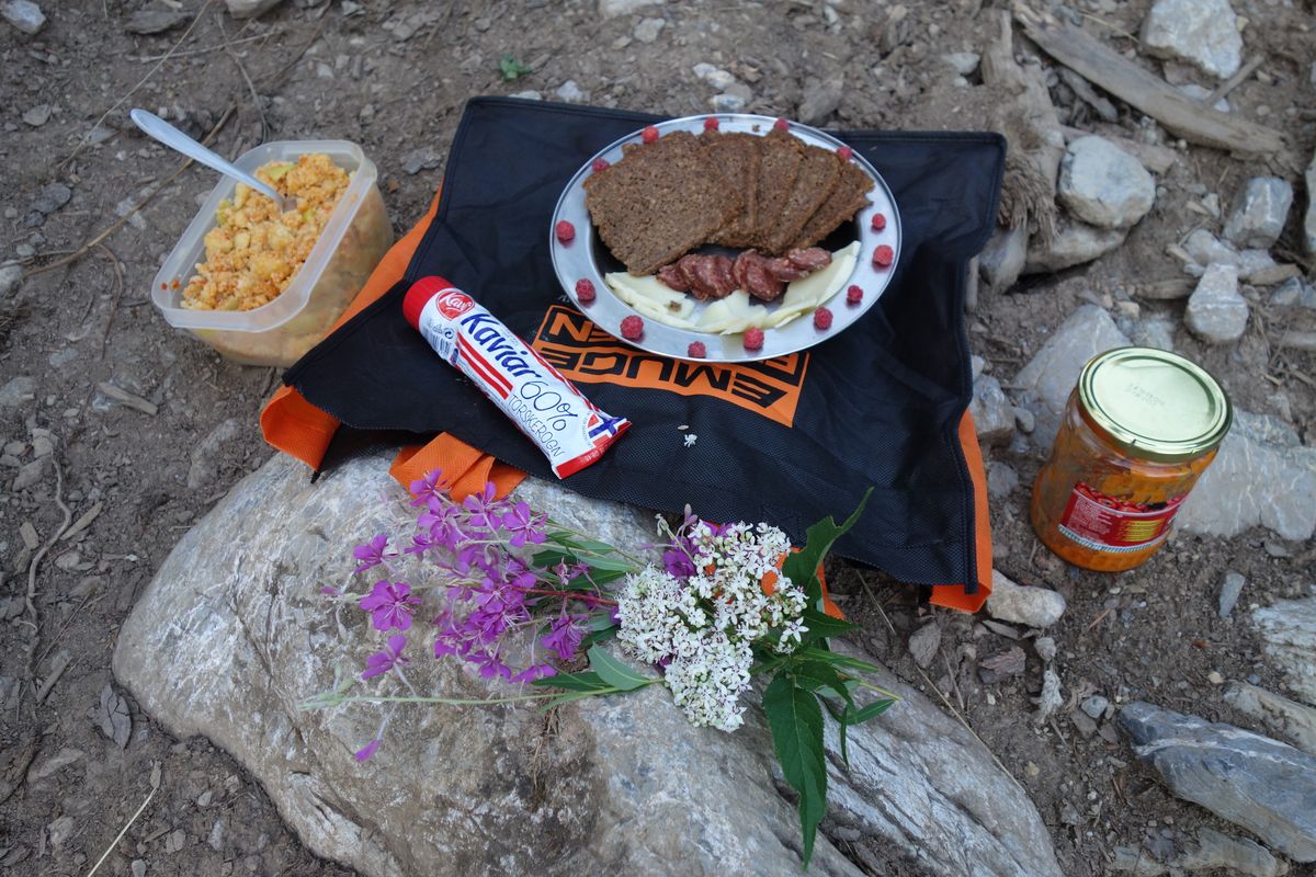 Edelfrühstück mit Beeren und Blumen