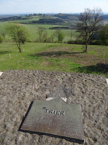 Tatsächlich ist Trier vom Mäuseberg noch mehr als 100 km Fußmarsch entfernt