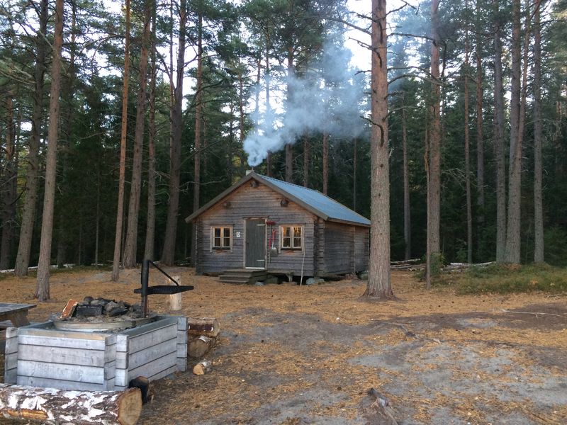 Schön warm wurde es in unserer kleinen Hütte Höga-Kusten - Hütte mit rauchendem Schornstein