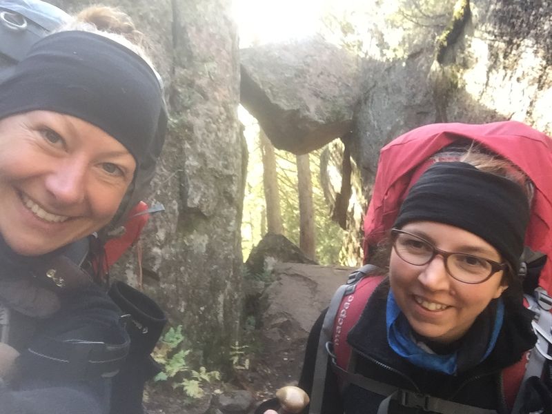 Und am Ende? Waren wir noch immer Happy Höga Kusten - Zwei glückliche Wanderinnen am Ende der Tour