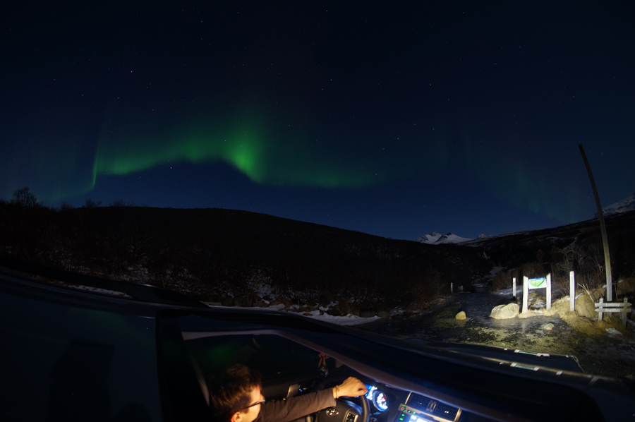 Ein echter Genuss: Polarlichter versüßen das Autofahren