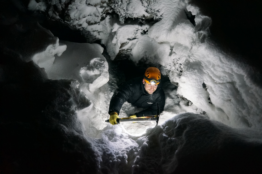 Der Einstieg zur Lavahöhle ist im Tiefschnee nur schwer zu finden