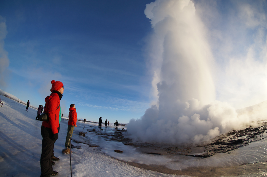 Staunen an Geysir Strokkur –alle 10 Minuten schießt das Wasser bis zu 30 Meter in die Höhe