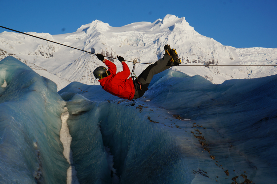 Von Spalte zu Spalte - Seilbrücke am Vatnajökul, der flächenmäßig größte Gletscher der Welt