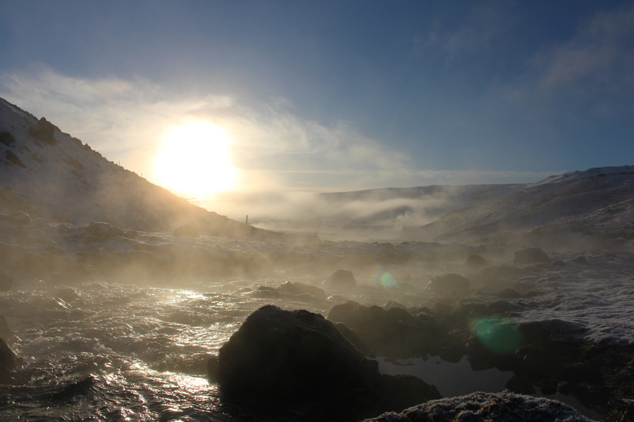 Winterparadies Lava- und Schwefeldampf im Schnee und Eis