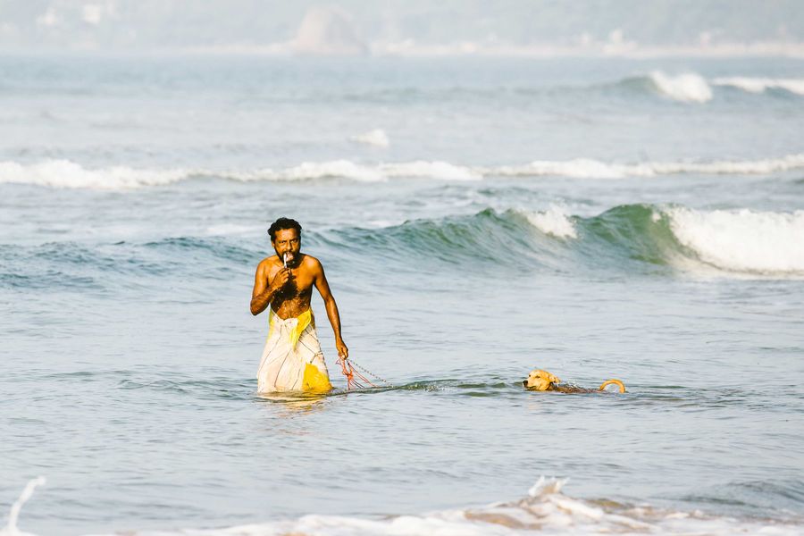 Morgenhygiene im Meer Sri Lanka - Fischer beim Zähneputzen im Meer