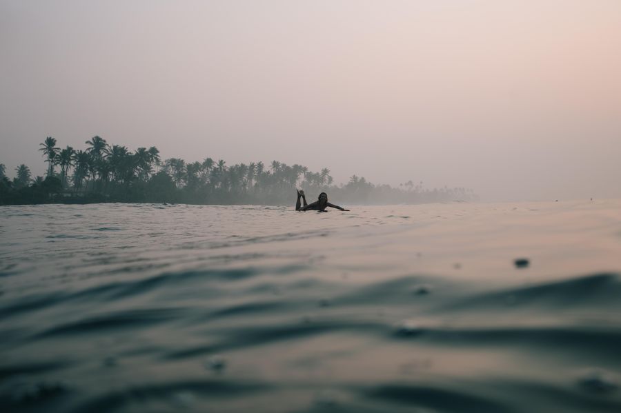Surferin am Morgen Sri Lanka - Surferin am frühen Morgen