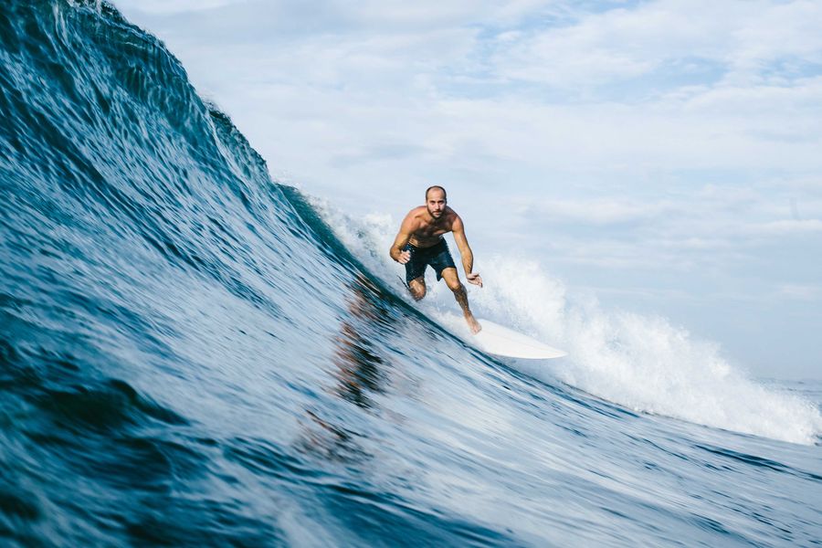 großartige Bedingungen für mich als Fotografin Sri Lanka - Surfer auf Welle