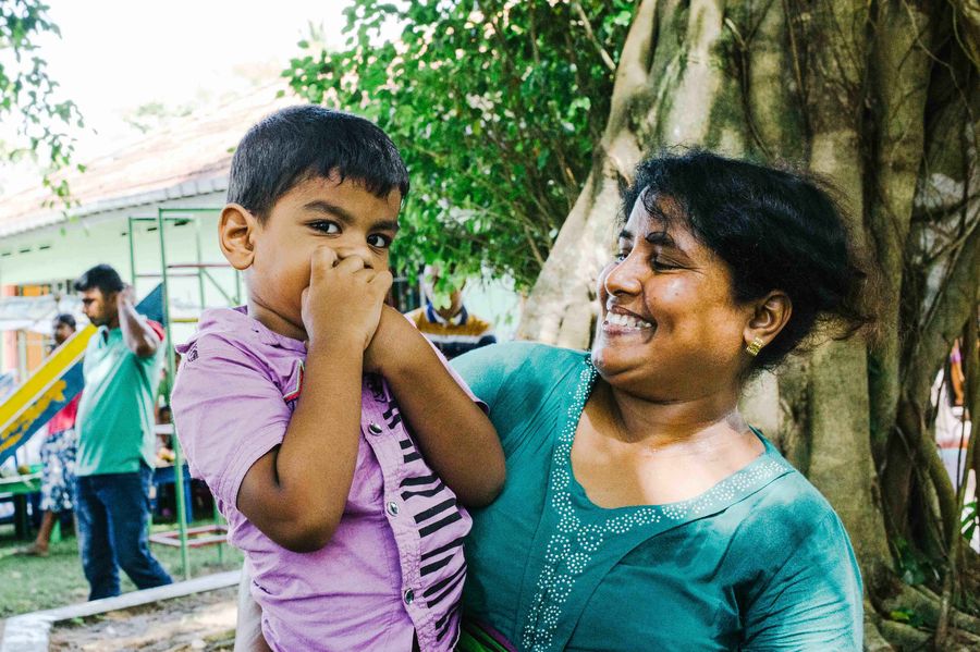 freundliche Menschen, egal wo ich mich befand Sri Lanka - Mutter mit Sohn auf dem Arm