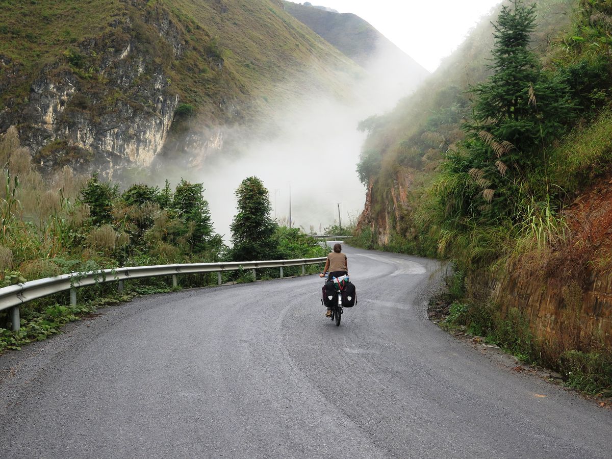 Hinab in den Nebel CAMP4 Reisebericht: Mit dem Fahrrad quer durch Südchina