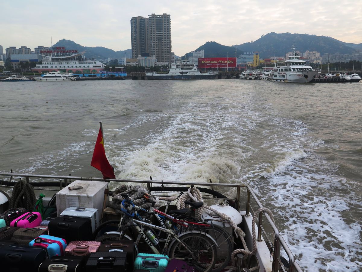 Die letzten Kilometer werden mit der Fähre auf die Insel Xiamen zurückgelegt CAMP4: Reisebericht: Mit dem Fahrrad quer durch Südchina Teil II