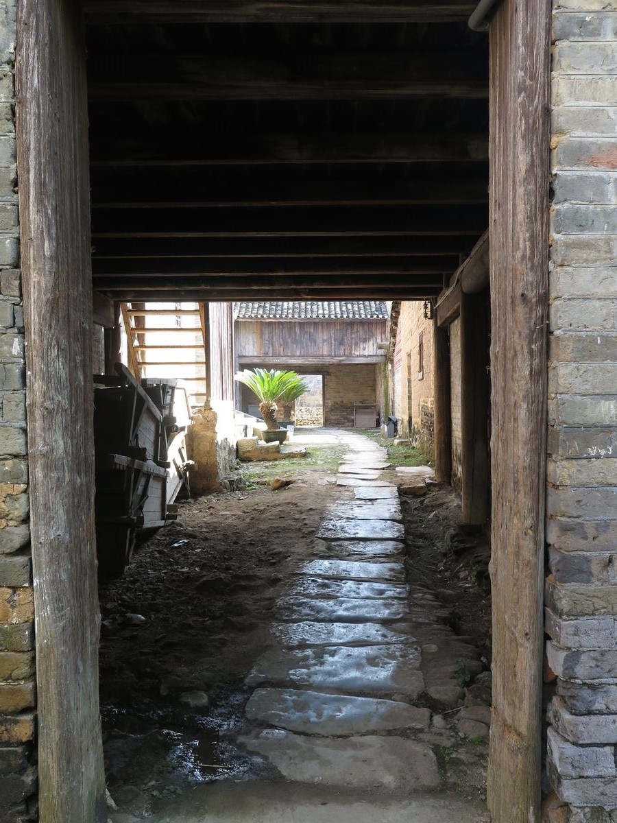 In den Hinterhöfen des verlassenen Dorfes Baojing CAMP4: Reisebericht: Mit dem Fahrrad quer durch Südchina Teil II