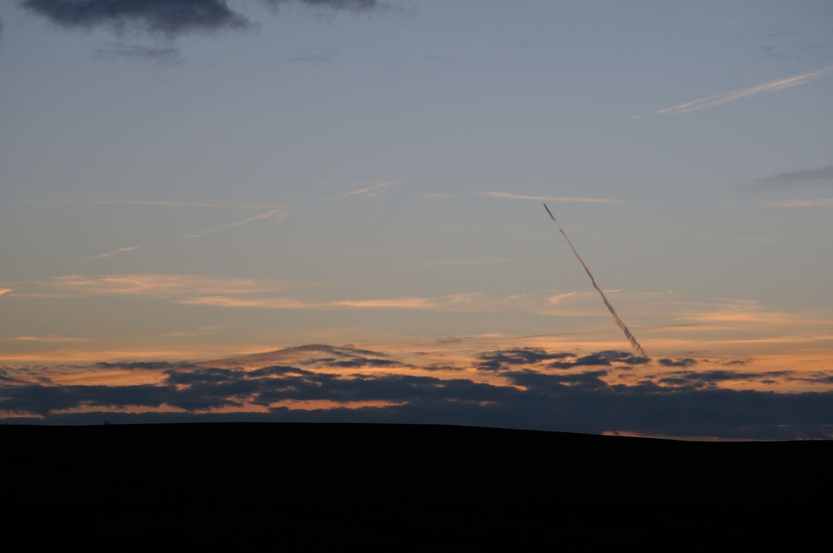 Contrail im Abendlicht.