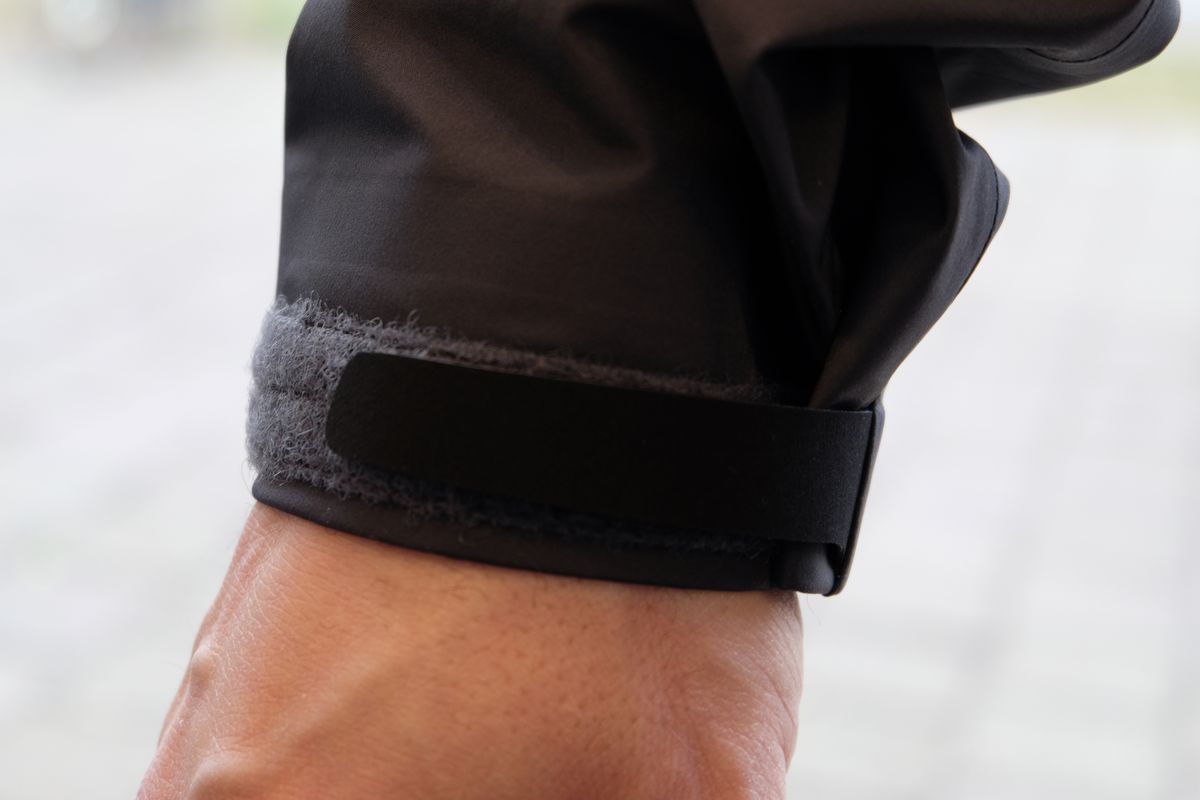 Die Bündchen umschließen sicher die Handgelenke, da verrutscht nichts Die Bündchen umschließen sicher die Handgelenke, da verrutscht nichts