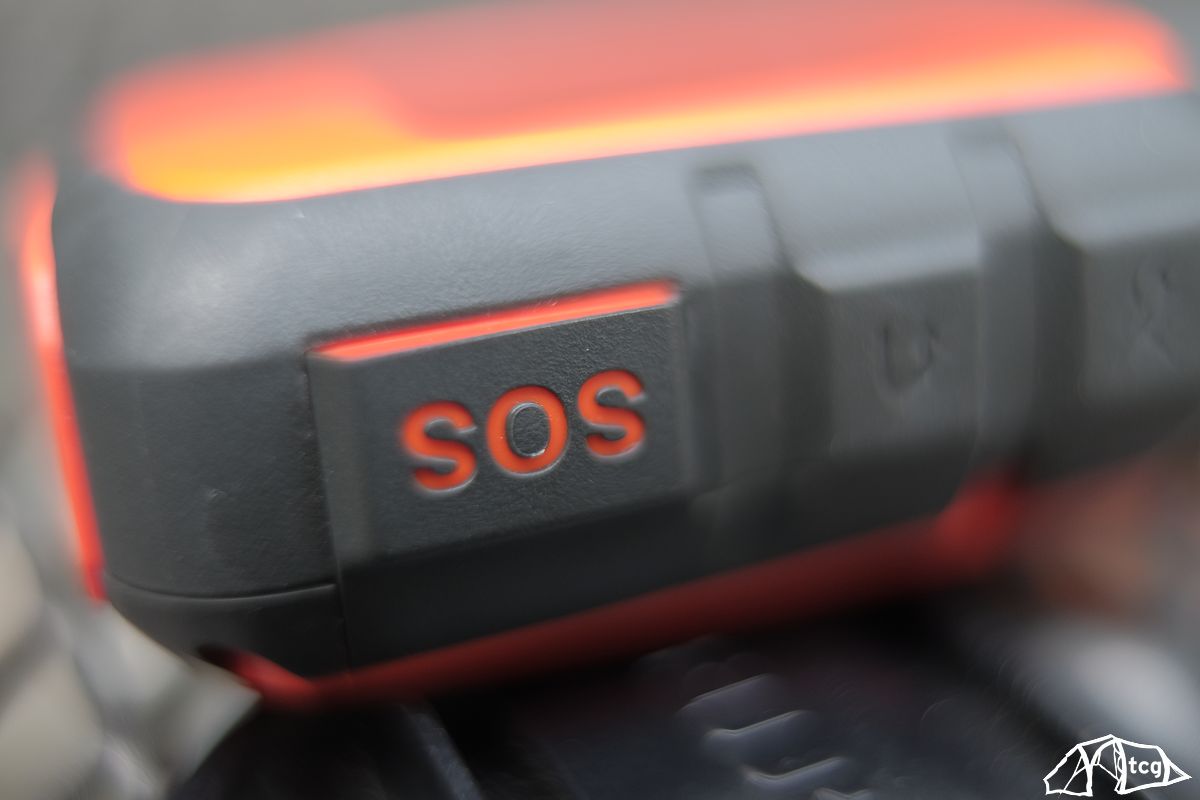 Der SOS-Button befindet sich unter einer Abdeckung, um nicht versehentlich ausgelöst zu werden. Der SOS-Button befindet sich unter einer Abdeckung, um nicht versehentlich ausgelöst zu werden.