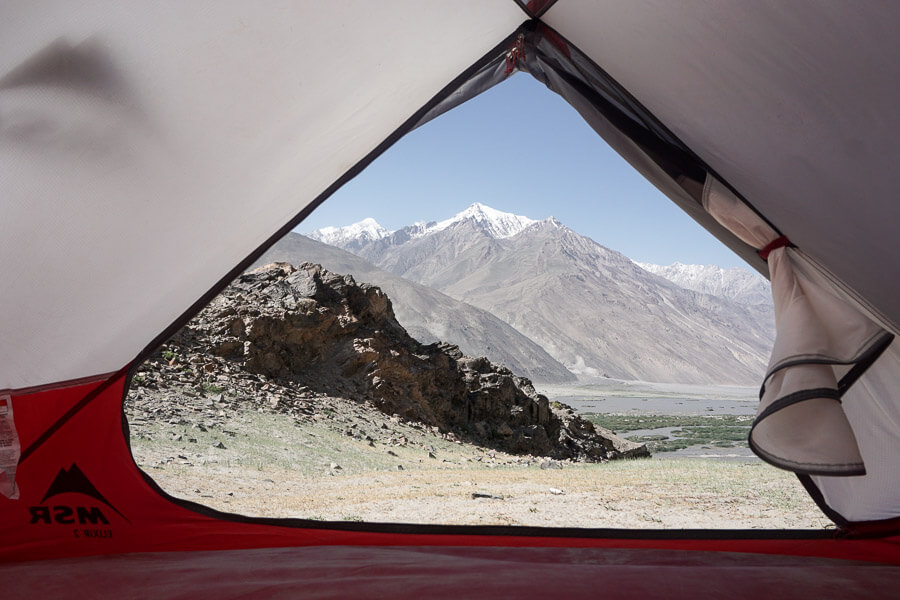Ausblick von Tadschikistan auf den Hindukusch in Afghanistan CAMP4 Testbericht MSR Elixir 2 - Blick zum Hindukusch nach Afghanistan