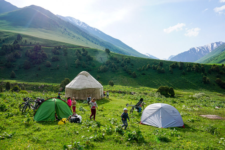Zeltplatz in Kirgistan neben einer Jurte CAMP4 Testbericht MSR Elixier 2 - Zeltplatz