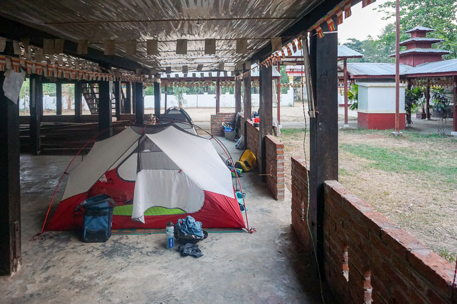Auch ohne Heringe gegen Mücken in einem Kloster in Myanmar CAMP4 Testbericht MSR Elixier 2 - auch ohne Heringe gegen Mücken in einem Kloster in Myanmar