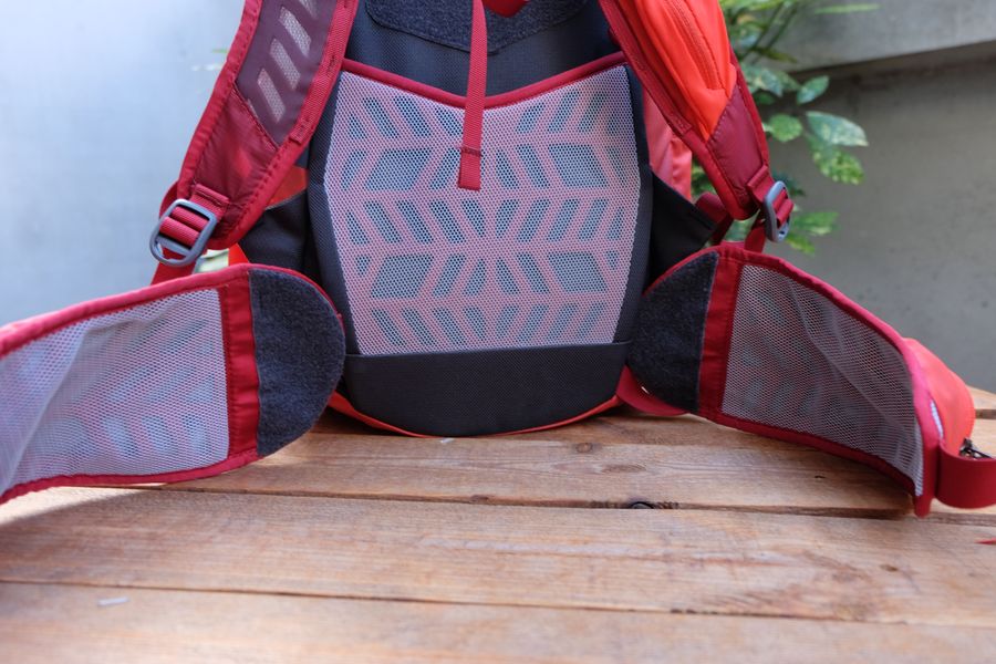 Ein paar Handgriffe und der Wanderrucksack wird stadttauglich.