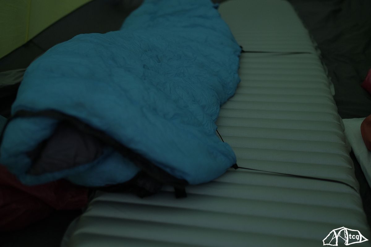 So sieht es von oben aus, als Bauchschläfer bin ich jedoch wenig aktiv in der Nacht und erachte es für mich als überflüssig. So sieht der Quilt samt Isomattenbefestigung von oben aus