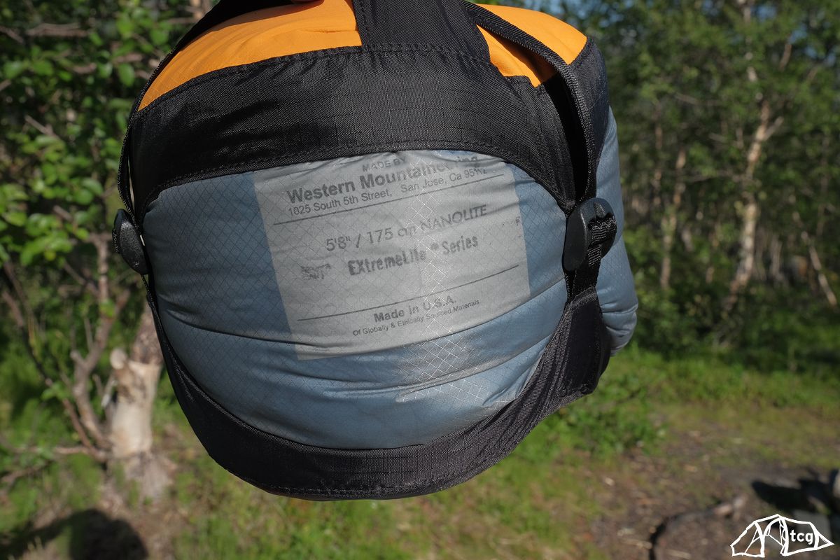 Der NanoLite im Sea to Summit 'Ultra-Sil eVent Dry Compression Sack' auf das minimal mögliche reduziert. Der NanoLite im Sea to Summit 'Ultra-Sil eVent Dry Compression Sack' winzig klein komprimiert.