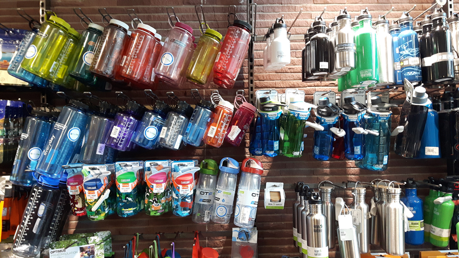 Hier findet sich für jeden die richtige Flasche und Farbe.