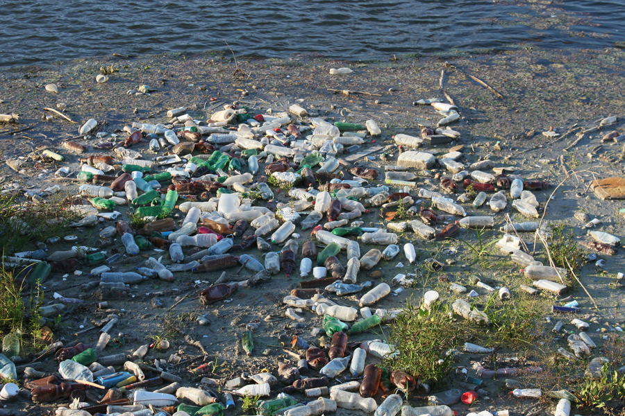Verdreckter Fluss in Asien
