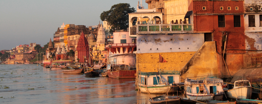 Varanasi bei sonnenaufgang, der Ganges hat extremes hochwasser_w