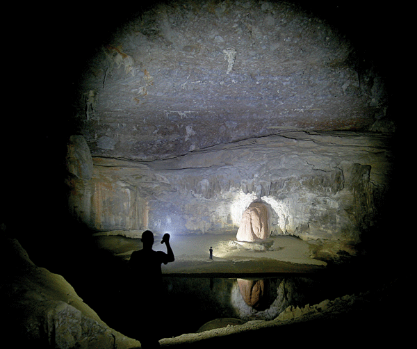 Gebündeltes und fokussiertes Licht in einer Höhle. Foto: Studio 310, Annabella Scheder