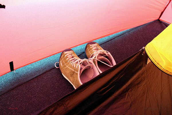 schuhe-in-der-groesse-48-passen-in-die-apsis