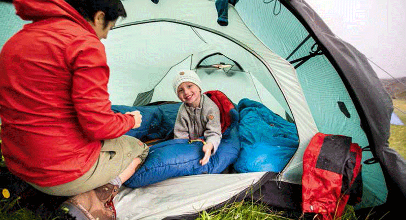 Für Kinder ist zelten eine ganz natürliche Sache zu zelten, weiß Matze. Aber ein guter Schlafsack und Isomatte sind hierbei Pflicht. Foto: Fjäll Räven
