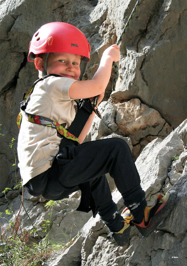 Stolz, wie Bolle. Der kleine Julius beim Abseilen von seiner ersten Vorstiegsroute. Foto: Matze