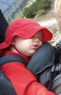Eingeschlafen. So schön beruhigend das beständige Auf und Ab in der Kindertrage. Foto: deuter.com/Ralf Bernert
