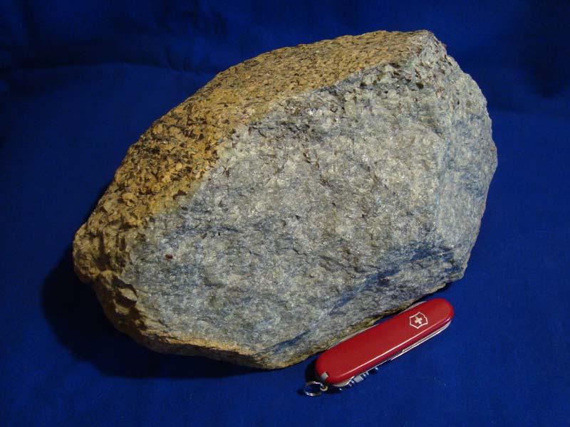 Ein geologisches Handstück ist so, dass man es in einer Hand tragen kann. Hier geht das nur knapp. Und dieses Handstück ist nicht nur groß, es hat auch eine größere Dichte als die anderen und kommt aus dem oberen Mantel, aus einer Tiefe von mindestens 40 km.