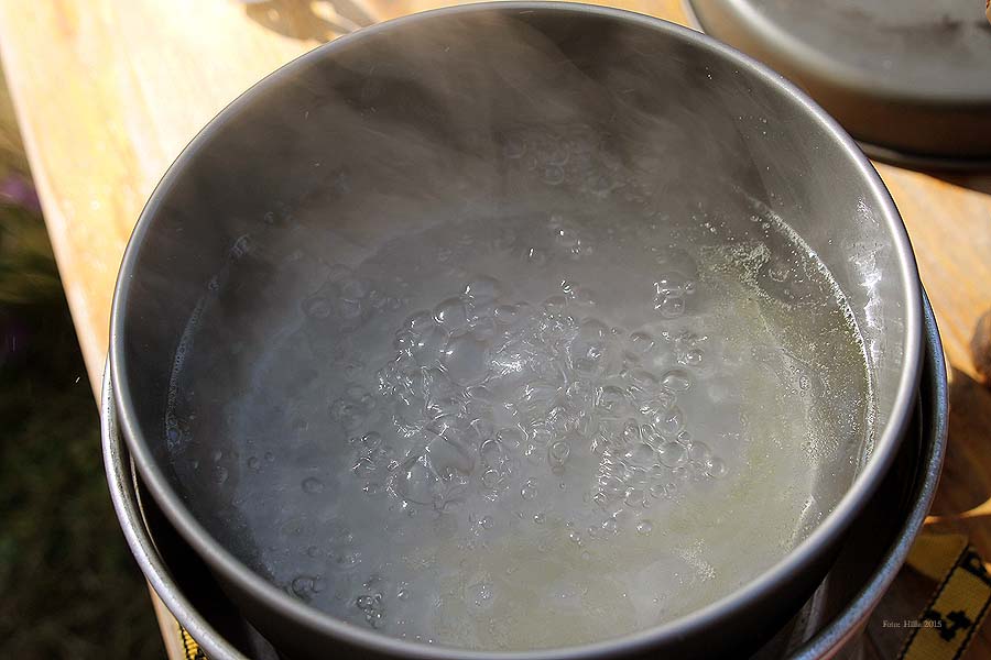 1-gesalzenes-wasser-zum-kochen-bringen
