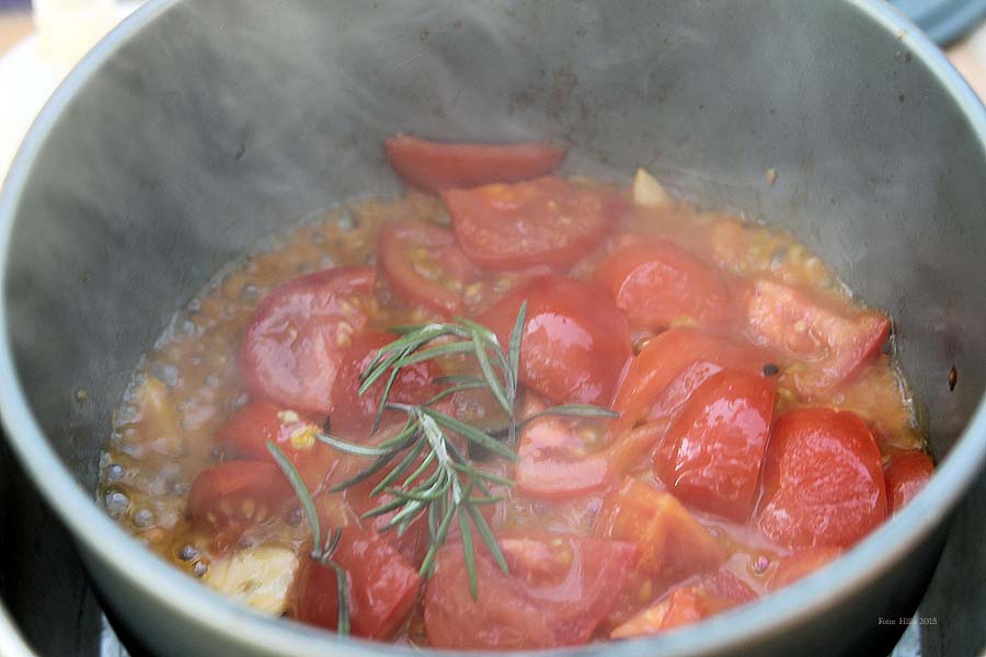 13-mit-einem-zweig-rosmarin-tomate-einkochen