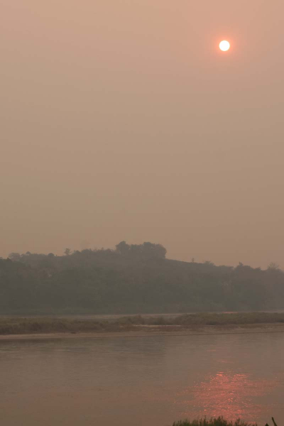 08-burning-season-der-himmel-ist-verdunkelt-durch-zahlreiche-feuer