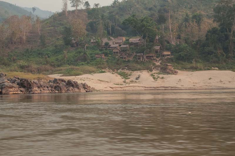 09-kleine-siedlung-am-ufer-des-mekong