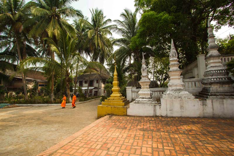 10-moenche-in-luang-prabang