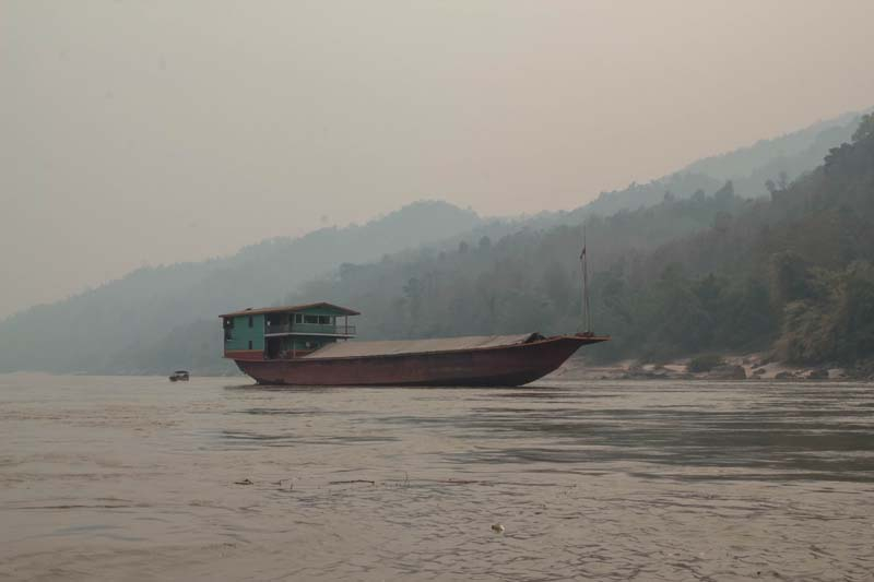 26-ein-frachtschiff-auf-dem-mekong