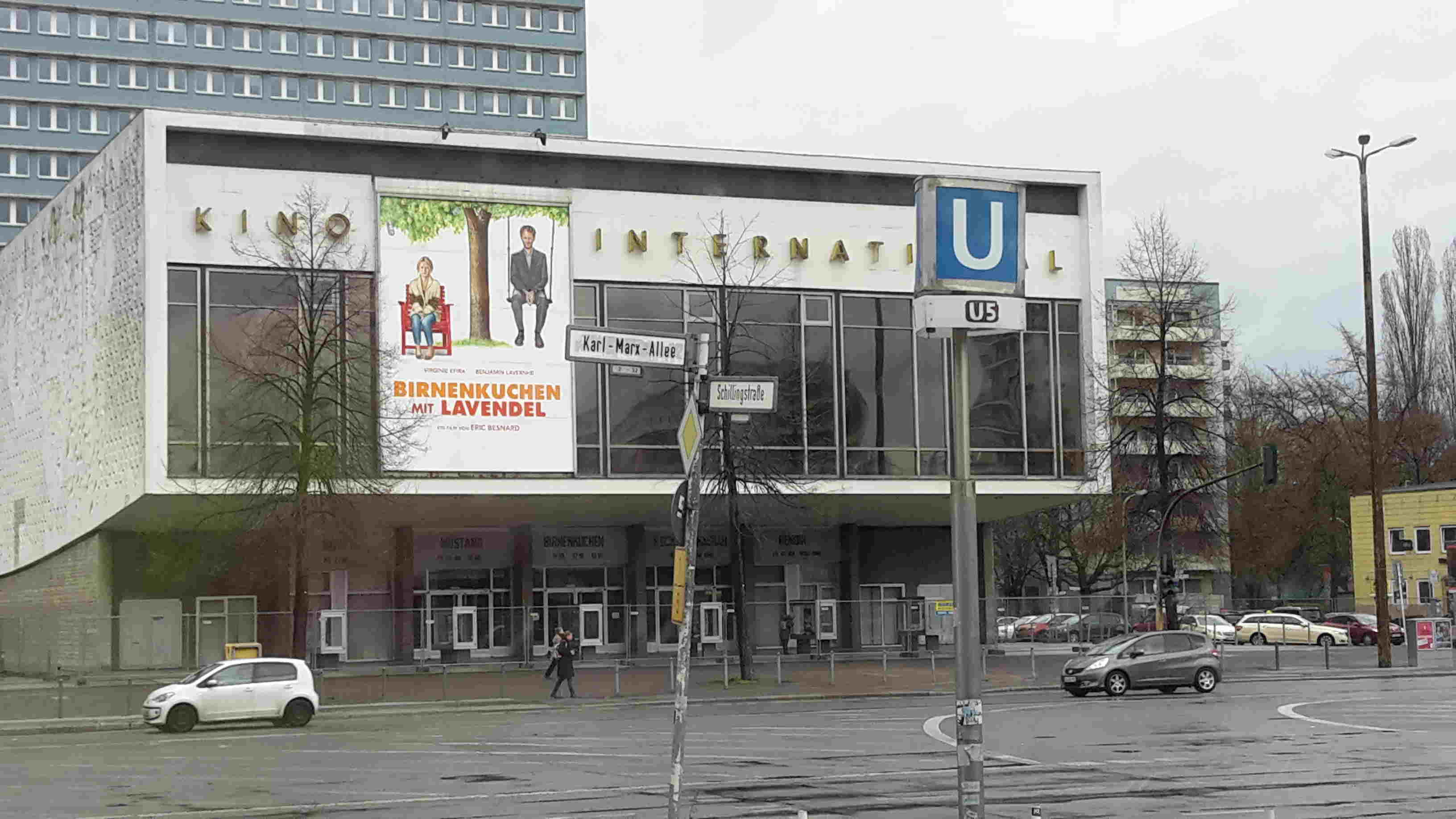 Bringt Licht ins grau: Das aktuelle Filmplakat am Kino International