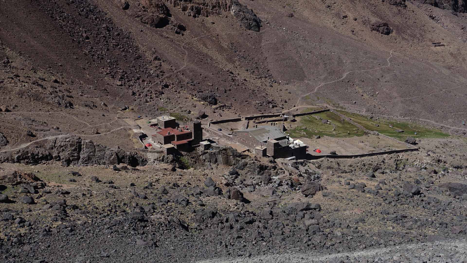 links-die-toubkalhuette-rechts-die-mouflonhuette_klein