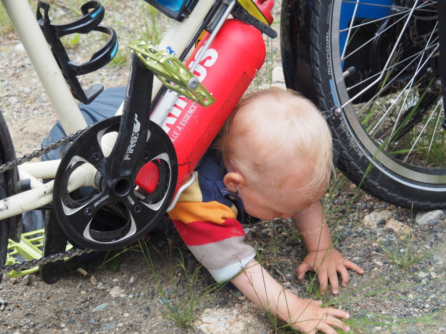 Das Baby und die Brennstoffflasche