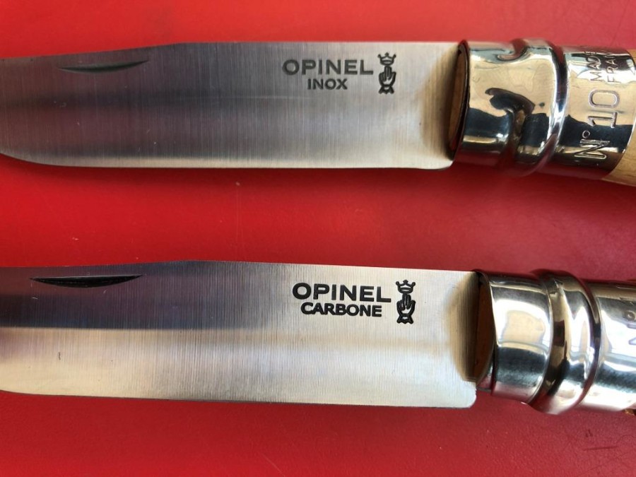 Opinel, der Messer-Klassiker: Oben Edelstahl, unten Carbonstahl