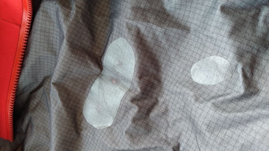 Innenseite der Regenjacke mit Flicken